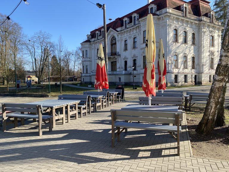 Venkovní posezení u Löw-Beerovy vily