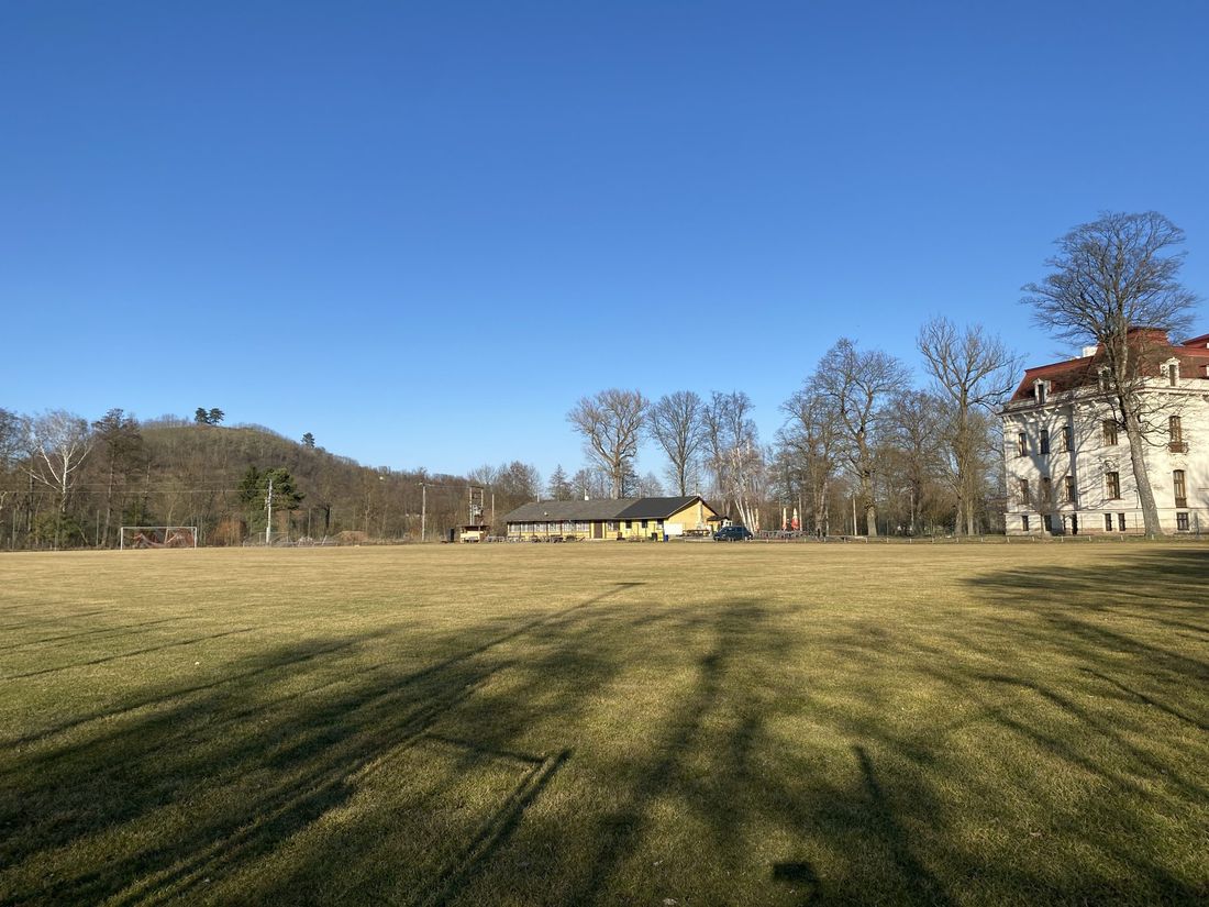 Pohled na fotbalové hřiště